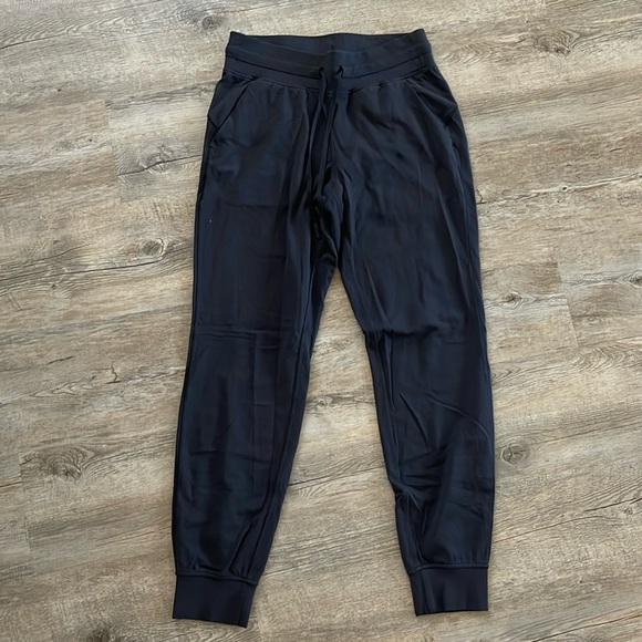 Lululemon women’s black joggers, size 6. - Picture 1 of 4